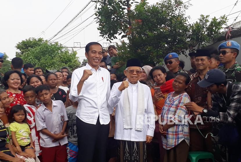 Capres dan cawapres terpilih Joko Widodo dan Ma'ruf Amin menyampaikan pidato kemenangannya di Kampung Deret, Johar Baru, Jakarta Pusat, Selasa (21/5) siang.