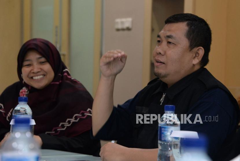 Pembina Sahabat Pekerja Indonesia Kurniasih Mufidayati bersama Ketua II Bidang Diklat dan Pengembangan Shabat Pekerja Indonesia Hari Soul Putra memberikan paparan saat berkunjung ke Republika, Kamis (21/3).