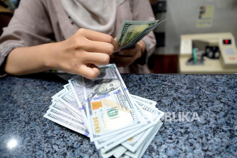 Cadangan devisa Indonesia meningkat sepanjang 2020. Pegawai menghitung mata uang dolar AS di jasa penukaran mata uang, Jakarta. 