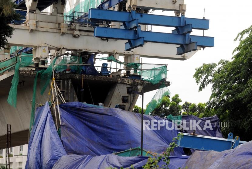 Pekerja mengecek kondisi konstruksi proyek Light Rapid Transit (LRT) yang roboh di kawasan Jalan Raya Kayu Putih, Pulogadung, Jakarta Timur, Senin (22/1).