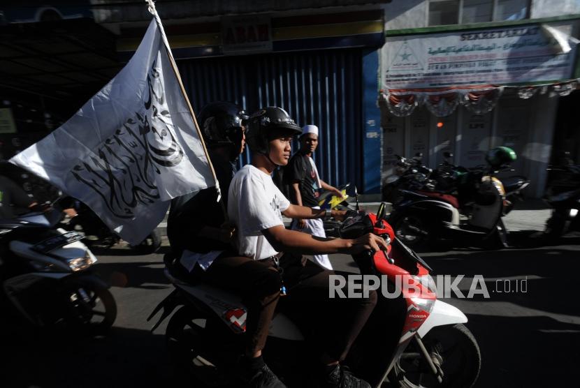 Laskar FPI  melintas membawa bendera di hadapan Markas DPP FPI di Petamburan, Jakarta. (ilustrasi)