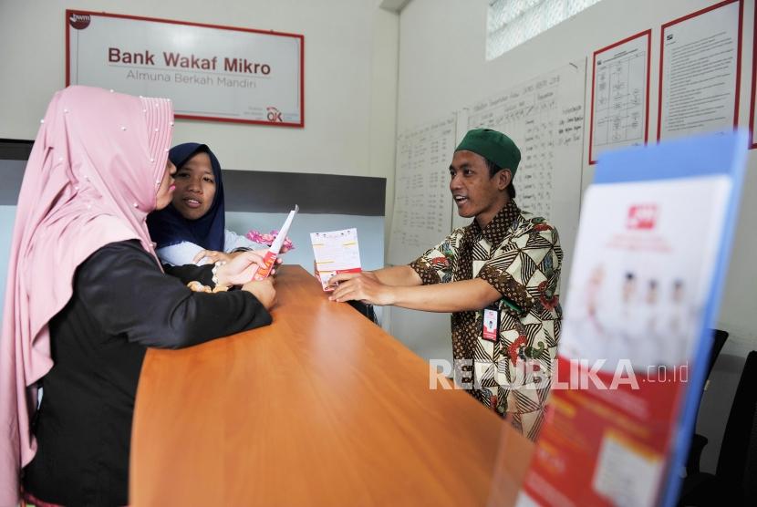 Bank Wakaf Mikro : Aktivitas di Bank Wakaf Mikro (BWM) Almuna Berkah Mandiri di Pondok Pesantren Al-Munawwir, Krapyak, Yogyakarta.