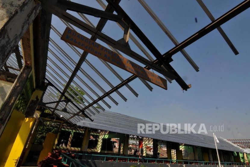 Rehabilitasi Sekolah. Pekerja melakukan perbaikan sekolah yang rusak di SDN 04 Cawang, Jakarta Timur, Selasa (31/10).