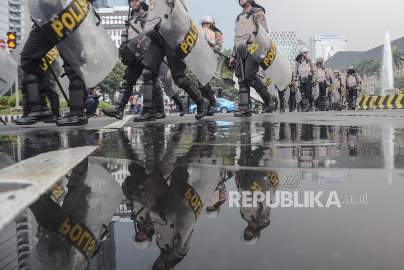 Pengamanan Unjuk Rasa MK. Sejumlah Polisi anti huru hara membubarkan diri usai mengamankan aksi massa yang berunjuk rasa mengawal sidang perdana Perselisihan Hasil Pemilihan Umum (PHPU) sengketa pemilihan Presiden 2019 di Mahkamah Konstitusi, Jakarta Pusat, Jum’at (14/6).