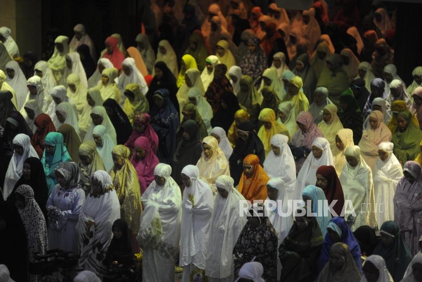  Ribuan umat muslim peserta Dzikir Nasional 2017 menunaikan shalat Maghrib berjamaah di Masjid At-tin, Jakarta, Ahad (31/12).