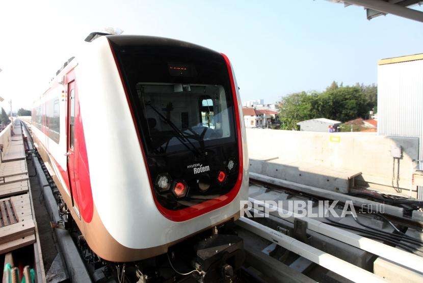 Kereta light rail transit (LRT) melintas saat uji coba di Stasiun LRT Velodrome, Jakarta, Rabu (15/8).