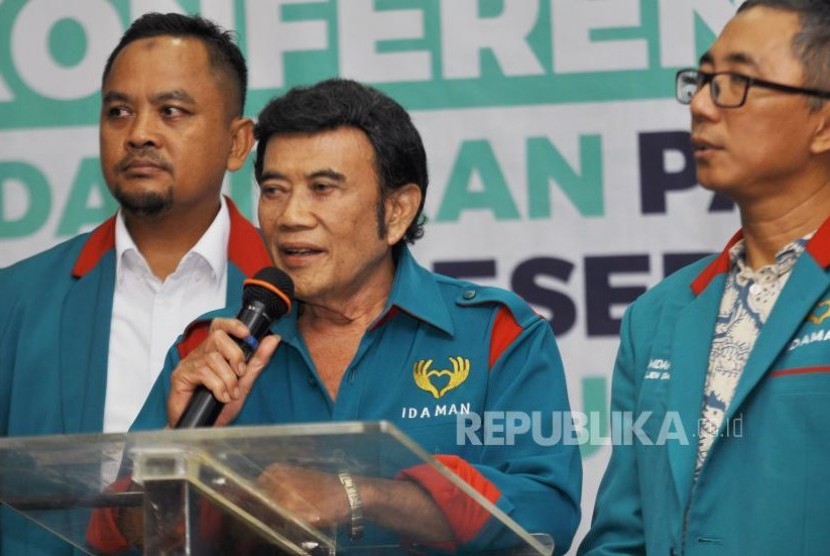 Ketua Umum Partai Islam, Damai, Aman (Idaman) Rhoma Irama didampingi didampingi Sekjen Partai Idaman Ramdansyah dan pengurus Partai memberikan keterangan kepada media usai melakukan Pendaftaran Pemilu 2019 di Kantor KPU Pusat, Jakarta, Senin (16/10). 