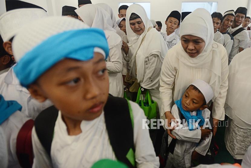 Ketua Umum PP Muslimat Nahdlatul Ulama Khofifah Indar Parawansa saat menghadiri acara doa bersama dan santunan anak yatim di Gelora Bung Karno, Jakarta, Sabtu (26/1).