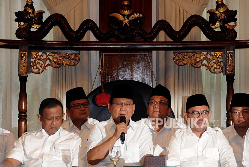 Deklarasi Calon Gubernur Jawa Tengah Partai Gerindra. Calon Gubernur Jawa Barat dari Partai Gerindra Mayjen (Purn) Sudrajat bersama Ketua Umum Partai Gerindra Prabowo Subianto, Calon Gubernur Jawa Tengah dari Partai Gerindra Sudirman Said (dari kiri) saat menghadiri deklarasi calon Gubernur Jawa Tengah dari Parati Gerindra di kediaman Prabowo, Kebayoran Baru, Jakarta, Rabu (13/12).