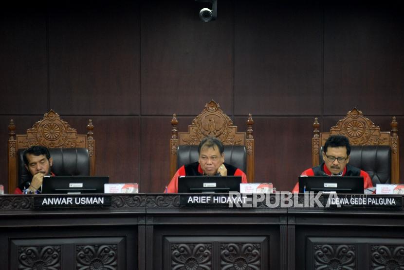 Ketua Majelis Hakim Mahkamah Konstitusi (MK) Arief Hidayat bersama Majelis Hakim MK lainnya memimpin jalannya sidang uji materi Undang-Undang Nomor 7 Tahun 2017 tentang Pemilihan Umum (UU Pemilu) dengan agenda pembacaan putusan di Mahkamah Konstitusi, Jakarta, Kamis (11/1).