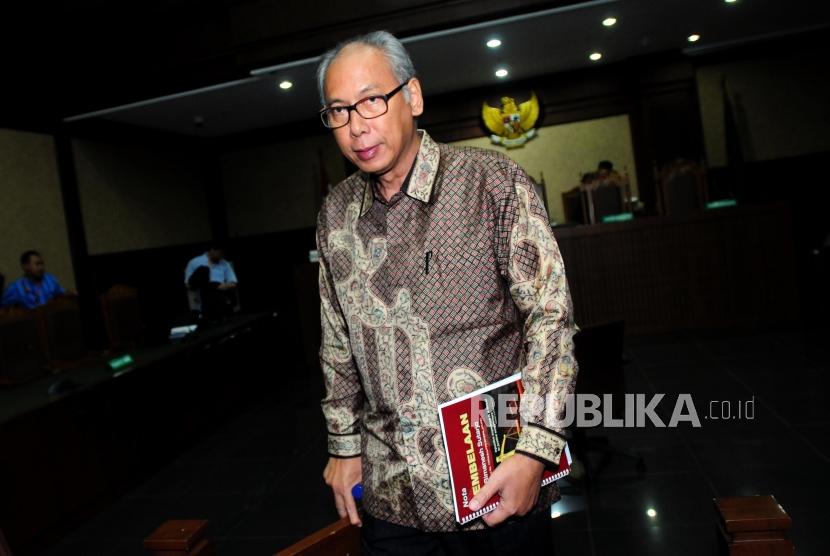 Terdakwa kasus dugaan perintangan penyidikan kasus KTP elektronik Bimanesh Sutarjo usai mengikuti sidang lanjutan di Penggadilan Tipikor, Jakarta, Jumat (6/7).