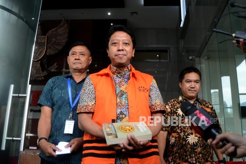 Tersangka kasus dugaan suap seleksi pengisian jabatan di Kementerian Agama Romahurmuziy usai menjalani pemeriksaan di Gedung KPK, Jakarta, Jumat (22/3).
