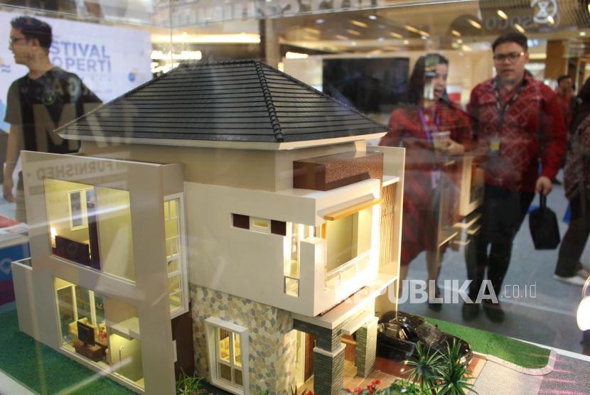 Festival Properti. Pengunjung melihat stan perumahan dan apartemen dalam Festival Properti Indonesia di Kota Kasablanka, Jakarta, Selasa (14/11).