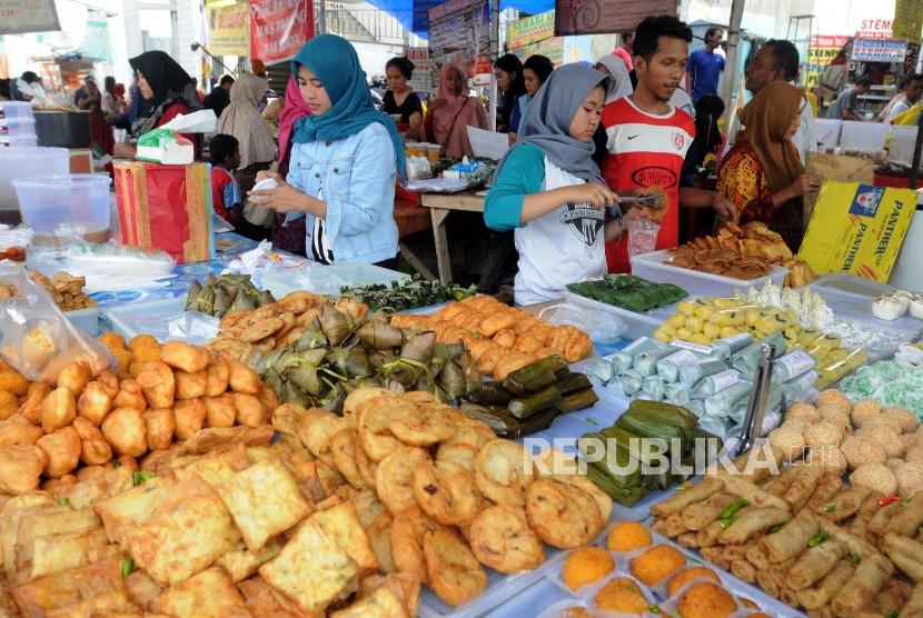 Pedagang mempersiapkan makanan untuk berbuka puasa di Pasar Takjil Benhil, Jakarta, Jumat (18/5).