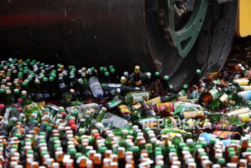Petugas menggunakan buldoser memusnahkan ribuan botol minuman keras atau miras  (ilustrasi).