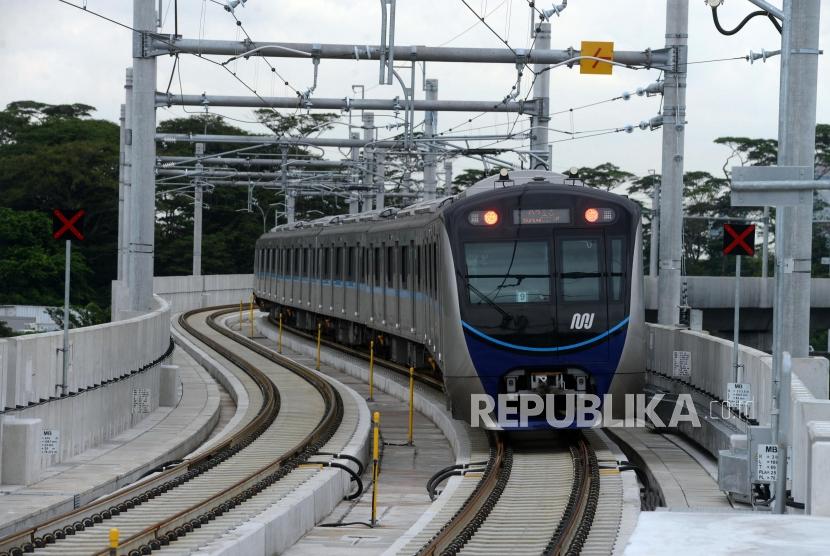 Rangkaian kereta MRT Koridor Lebak Bulus-Bundaran HI di Stasiun Lebak Bulus, Jakarta.