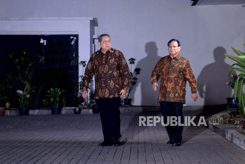 Ketua Umum Partai Demokrat Susilo Bambang Yudhoyono berjalan bersama dengan Ketua Umum Partai Gerindra Prabowo Subianto sebelum melakukan pertemuan di Mega Kuningan, Jakarta, Senin (24/7).