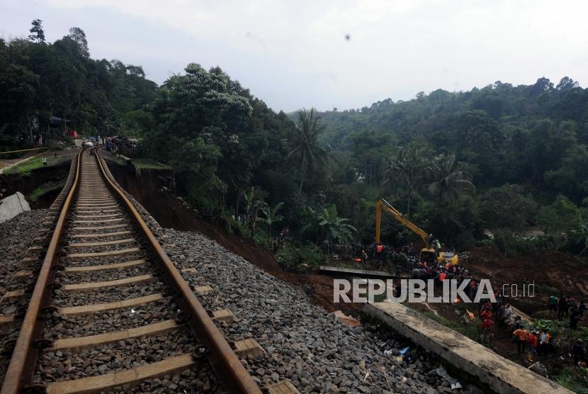 Jalur kereta api jurusan Sukabumi-Bogor (foto ilustrasi). Jalur kereta api Sukabumi-Bogor belum bisa dilalui akibat longsor.