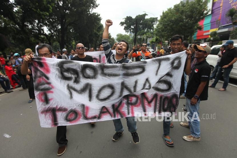 Massa yang tergabung dalam sopir taksi online melakukan aksi unjuk rasa di depan Gedung Kementerian Perhubungan, Jakarta, Senin (29/1).