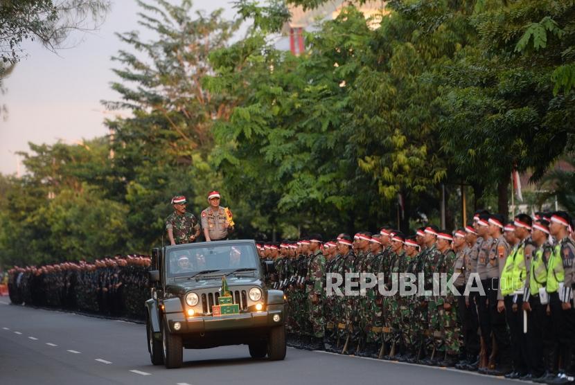 Apel Kebangsaan. Pangdam Diponegoro Mochammad Effendi (kiri) bersama Kapolda Jawa Tengah Rycko Amelza Dahniel (kefua kiri) memeriksa pasukan saat apel kebangsaan di Solo, Jawa Tengah, Selasa (21/5/2019).