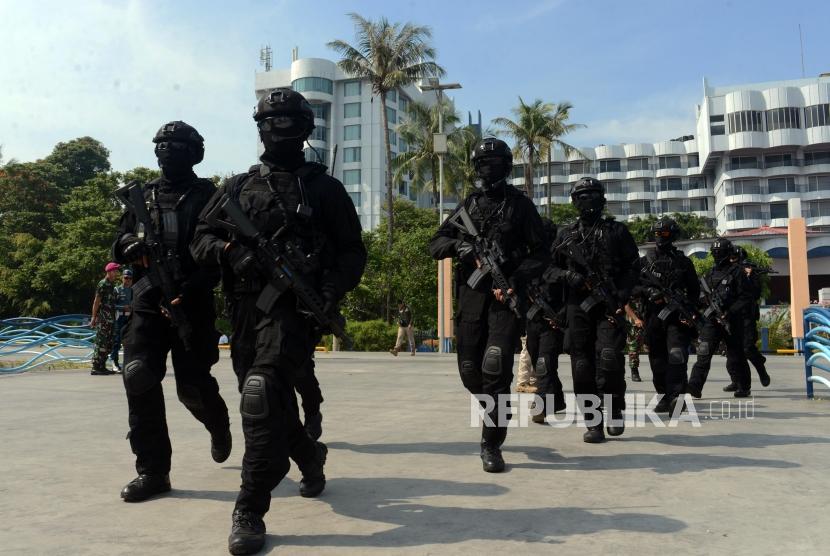 Aksi Satgultor TNI Rebut Gedung DPR dari Teroris (ilustrasi).