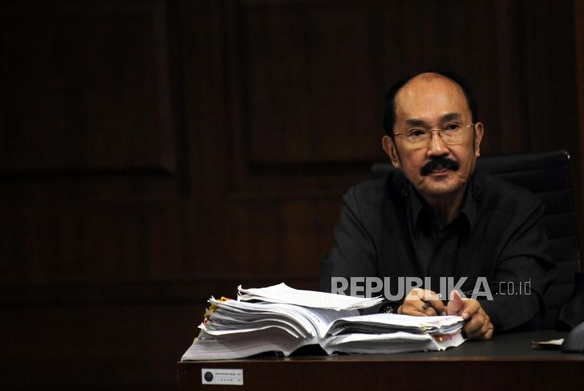 Terdakwa kasus merintangi penyidikan kasus korupsi E-KTP Fredrich Yunadi saat menjalani sidang lanjutan di Pengadilan Tipikor, Jakarta, Kamis (5/4).