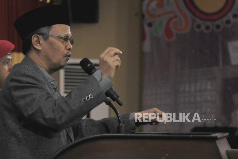 Ketua PP Muhammadiyah Yunahar Ilyas memberikan paparan pada pembukaan Kongres Ulama Muda Muhammadiyah di Aula Gedung Dakwah Muhammadiyah, Menteng, Jakarta, Selasa (30/1).