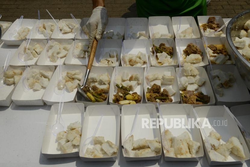 Juru masak menata daging kurban yang telah dimasak ke dalam wadah saat peluncuran Dapur Kurban di kawasan Monas, Jakarta, beberapa waktu lalu.