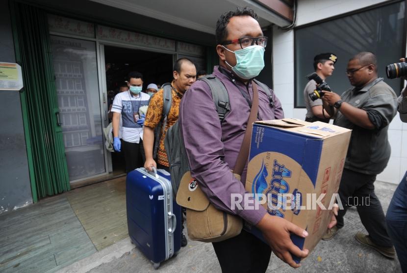 Penyidik KPK membawa dokumen hasil penggeledahan   dari kantor Fredrich Yunadi di kawasan kebayoran lama Jakarta, Kamis, (11/1).
