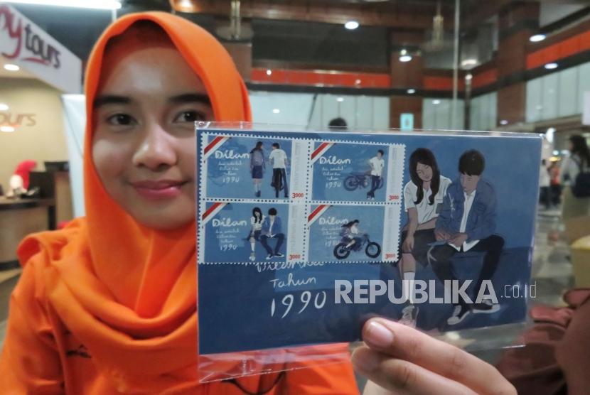 Seorang petugas memperlihatkan prangko seri Dilan dan kartu posnya saat peluncuran Prangko Seri Dilan 1990, di Lobby Graha Pos Indonesia, Kota Bandung, Selasa (6/3).