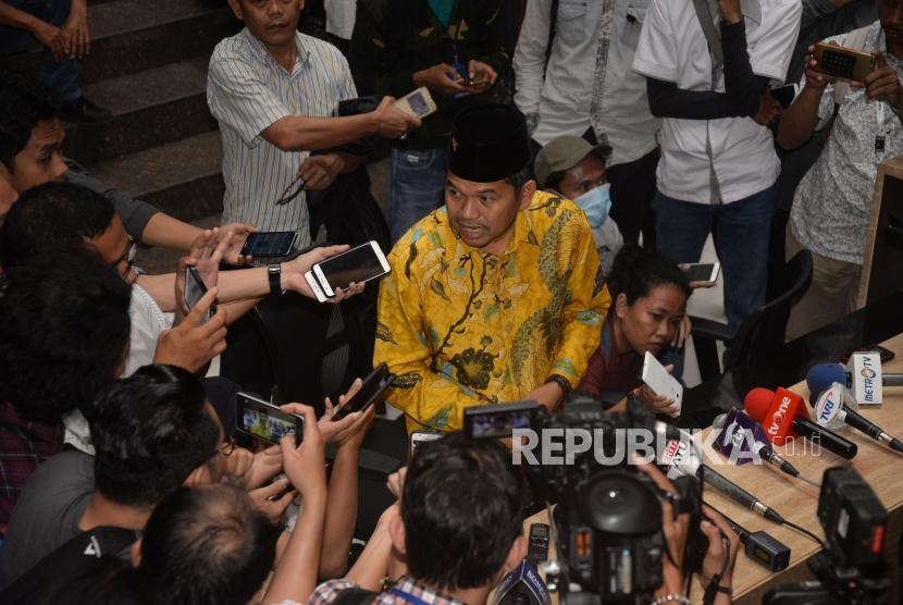 Ketua DPD I Golkar Jawa Barat Dedi Mulyadi menjawab pertanyaan para wartawan usai rapat DPD Golkar Provinsi, di Kantor DPP Partai Golkar, Jakarta, Senin (20/11).