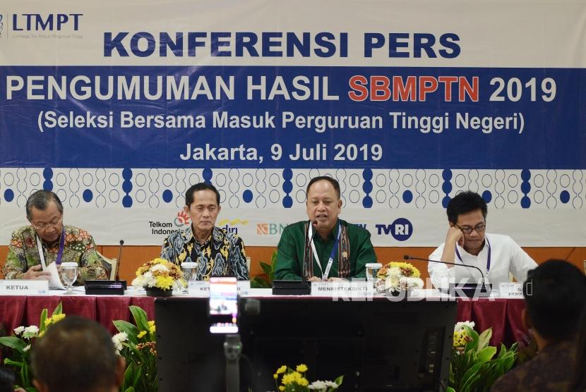 Hasil SBMPTN. Menteri Riset Teknologi dan Pendidikan Tinggi (Menristekdikti) Mohamad Nasir (kedua kanan) bersama sejumlah jajaran saat konferensi pers hasil Seleksi Bersama Masuk Perguruan Tinggi Negeri (SBMPTN) di Jakarta Pusat, Selasa (9/7).