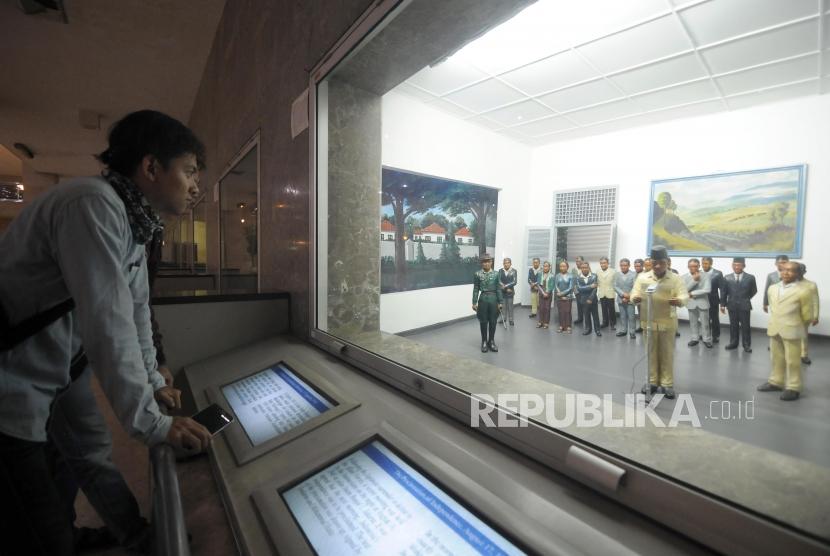 Pengunjung melihat diorama sejarah Indonesia di Museum Sejarah Nasional yang berada di kawasan Monas, Jakarta, Jumat (2/2).