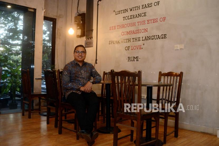 Penulis Fahd Pahdepie berpose usai sesi wawancara bersama Republika di Jakarta, Jumat (23/3).