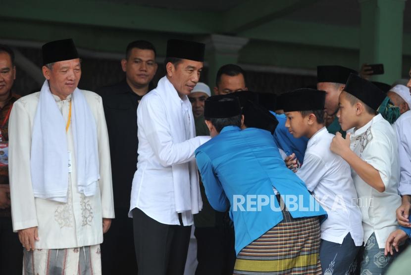 Presiden Joko Widodo berjabat tangan dengan santri saat berkunjung ke Pondok Pesantren Al-Ittihad, Cianjur. (Ilustrasi)