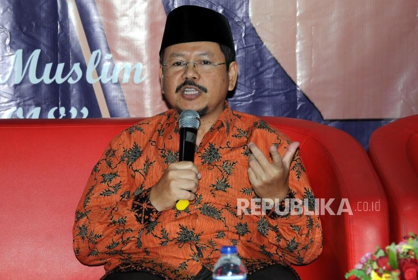 Mantan Juru Bicara HTI Ismail Yusanto memberikan paparan saat acara Deklarasi Pilkada Damai 2018 dan Diskusi Interaktif Peran Umat Islam dan Generasi Muda Muslim dalam Menyongsong Pilkada Damai 2018 di D Hotel, Jakarta, Selasa (13/2). 