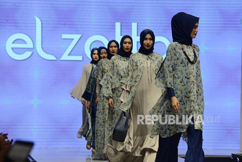 Model saat memeragakan busana saat Muslim Fashion Festival 2019 di JCC, Senayan, Jakarta, Jumat (3/5).