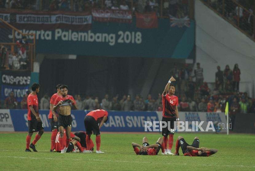 Ekspresi pemain timnas Indonesia seusai dikalahkan Uni Emirat Arab pada babak adu pinalti dalam pertandingan cabang sepakbola Asian Games 2018 di Stadion Wibawa Mukti, Cikarang, Jawa Barat, Jumat (24/8).