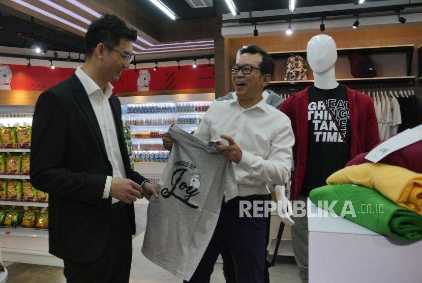 President & CEO JO.ID Zhang Li (kiri) bersama Director of Merchandiser JD.ID Santoso Kartono memilih kaos di dalam toko JD.ID X usai meresmikan pembukaan toko JD.ID X di pusat perbelanjaan PIK Avenue Jakarta, Kamis (2/8).