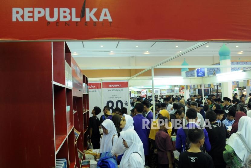 Sejumlah warga mencari buku di Stan Republika pada acara Islamic Book Fair 2018 di Jakarta Convention Center (JCC), Jakarta, Kamis (19/4).
