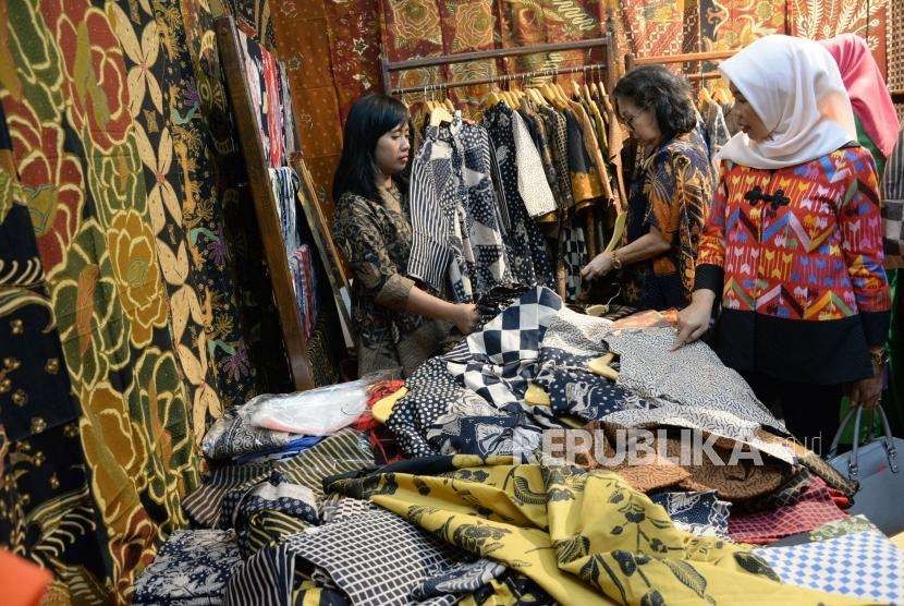 Pengunjung memilih kain batik pada Pameran Kriyanusa di Jakarta. ilustrasi