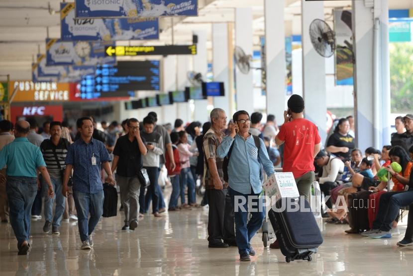 Penumpang memadati ruang tunggu di Bandara Halim Perdanakusuma, Jakarta (ilustrasi) 