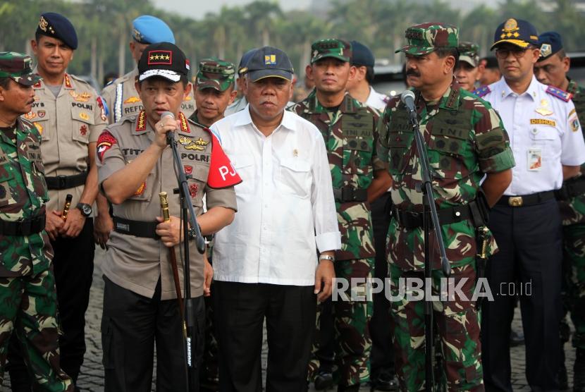  Police Chief Gen. Tito Karnavian (left to right) along with TNI Commander Marshal Hadi Tjahjanto, Minister of Public Works Basuki Hadimuljono and Jakarta Governor Anies Baswedan hold a press conference after the 2018 Operation 