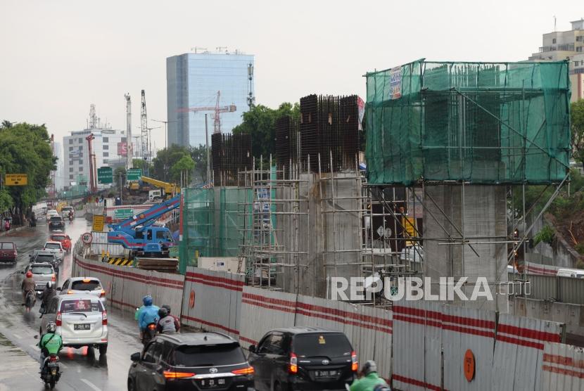 Pertumbuhan Ekonomi Kuartal Ketiga. Pengerjaan proyek LRT di Kawasan Cawang, Jakarta, Ahad (12/11).