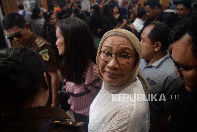 Terdakwa kasus dugaan penyebaran berita bohong atau hoaks Ratna Sarumpaet usai mengikuti sidang putusan di Pengadilan Negeri Jakarta Selatan, Jakarta, Kamis (11/7).