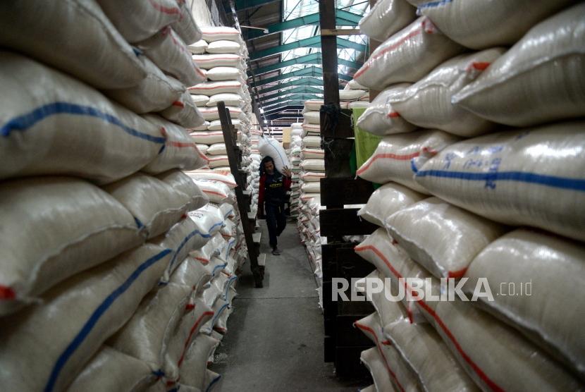 Stok Beras Nasional. Pekerja memindahkan beras di Pasar Induk Beras Cipinang, Jakarta. ilustrasi