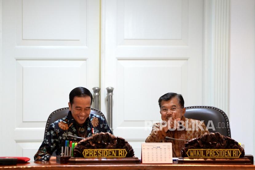 Presiden Joko Widodo (kiri) bersama Wapres Jusuf Kalla saat memimpin Rapat Terbatas terkait kebijakan satu peta di Kantor Kepresidenan, Jakarta, Senin (5/2).