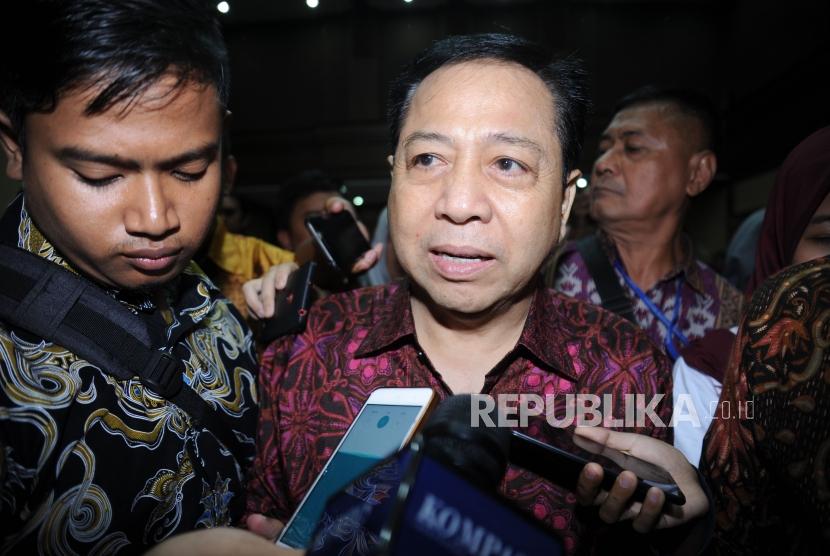 Terdakwa tindak pidana korupsi  KTP Elektronik, Setya Novanto  memberikan keterangan  kepada media  saat jeda  dalam sidang lanjutan dokter Bimanesh Sutarjo di Pengadilan Tindak Pidana Korupsi, Jakarta, Kamis (19/4).