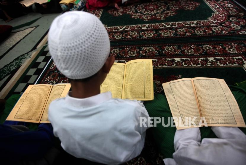 Sejumlah santri mengaji kitab kuning di Pesantren Ilmu Alquran Al Misbah, Jalan Bahari, Jakarta, Jumat (25/5).