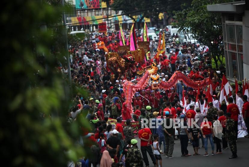 Suasana warga saat menyaksikan Parade Budaya Nusantara pada perayaan Cap Go Meh 2018 di Jatinegara, Jakarta, Ahad (4/3).